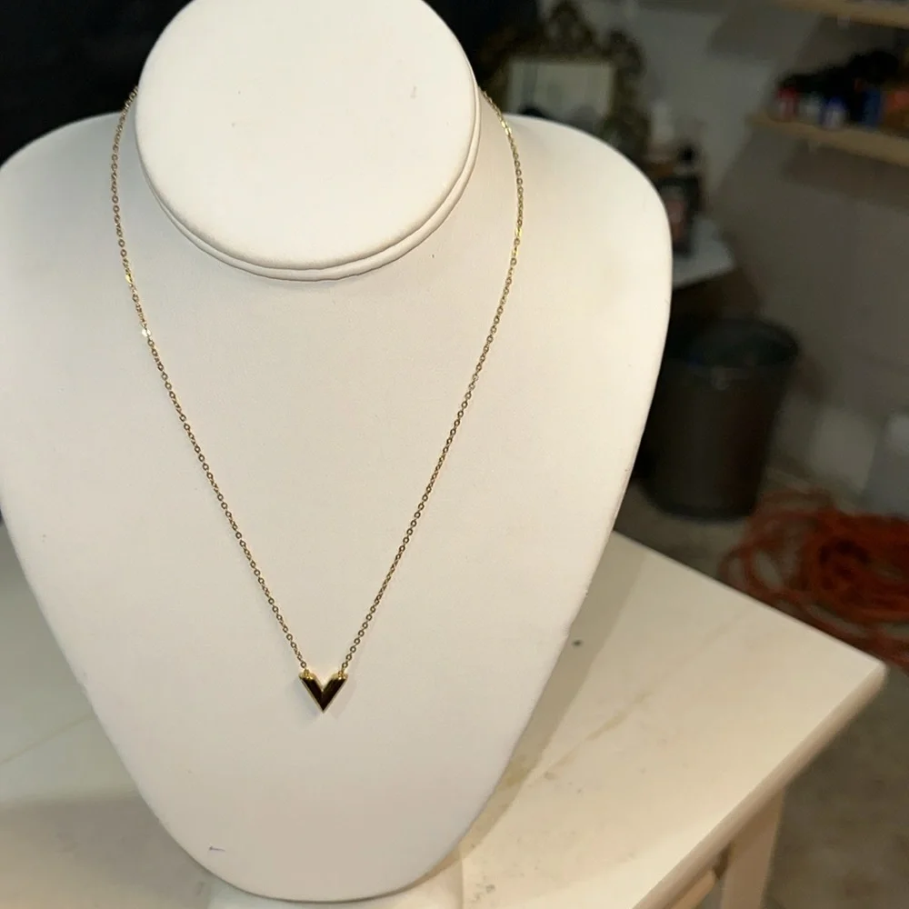 in fashion lv necklace 18” long - Picture 8 of 14